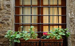 Castilla ventana con macetas