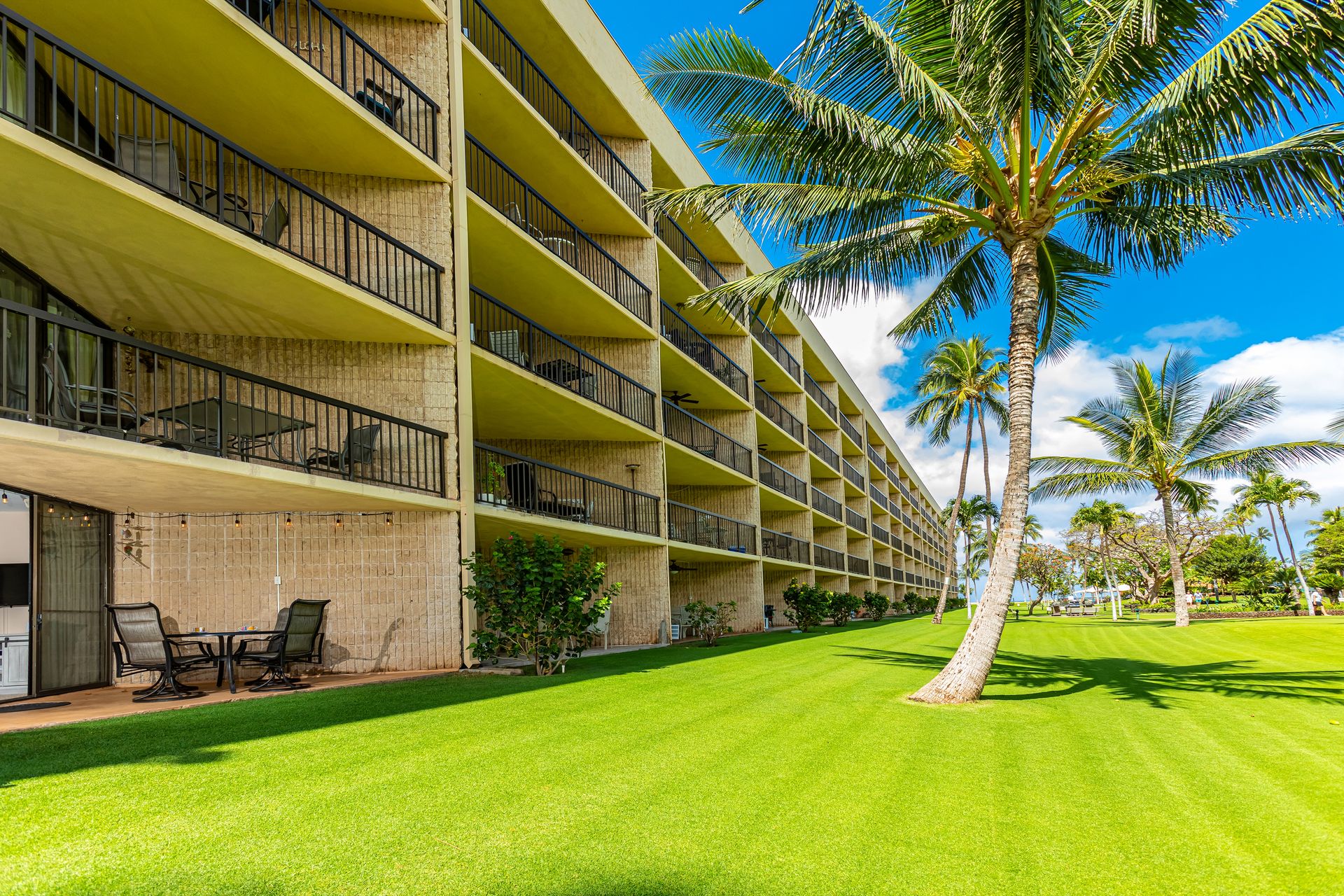 Luxury Beachfront Inn | Aloha Aku Inn & Suites | Maui, HI