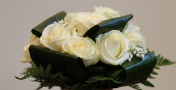 bouquet rond roses blanches