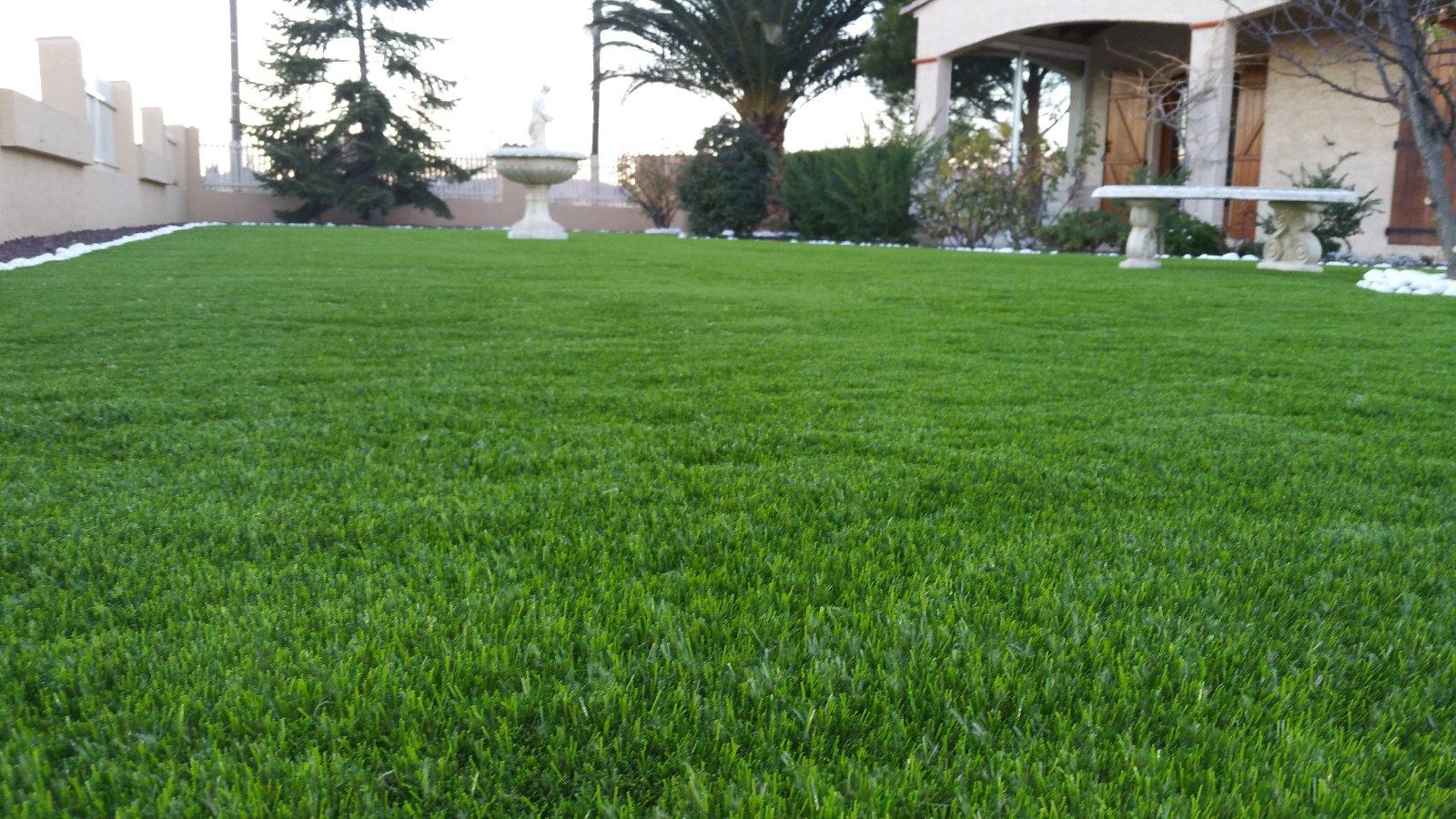 gazon synthétique herbe folle