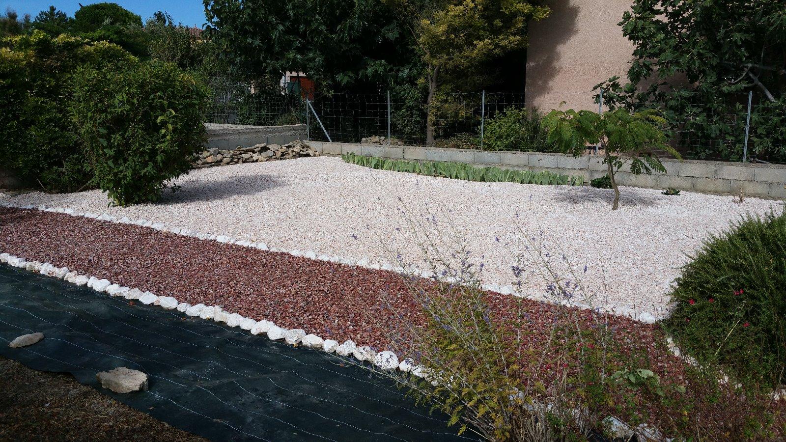 pose de toile horsol ,pouzzolane et gravier de couleurs