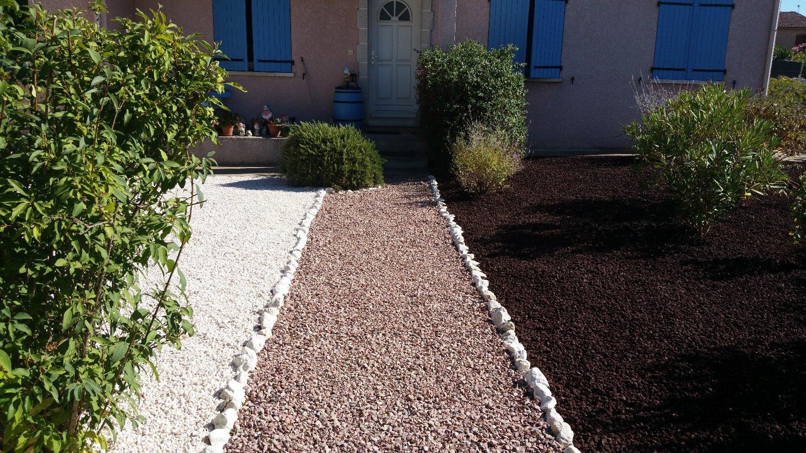 chemin en gravier de couleur