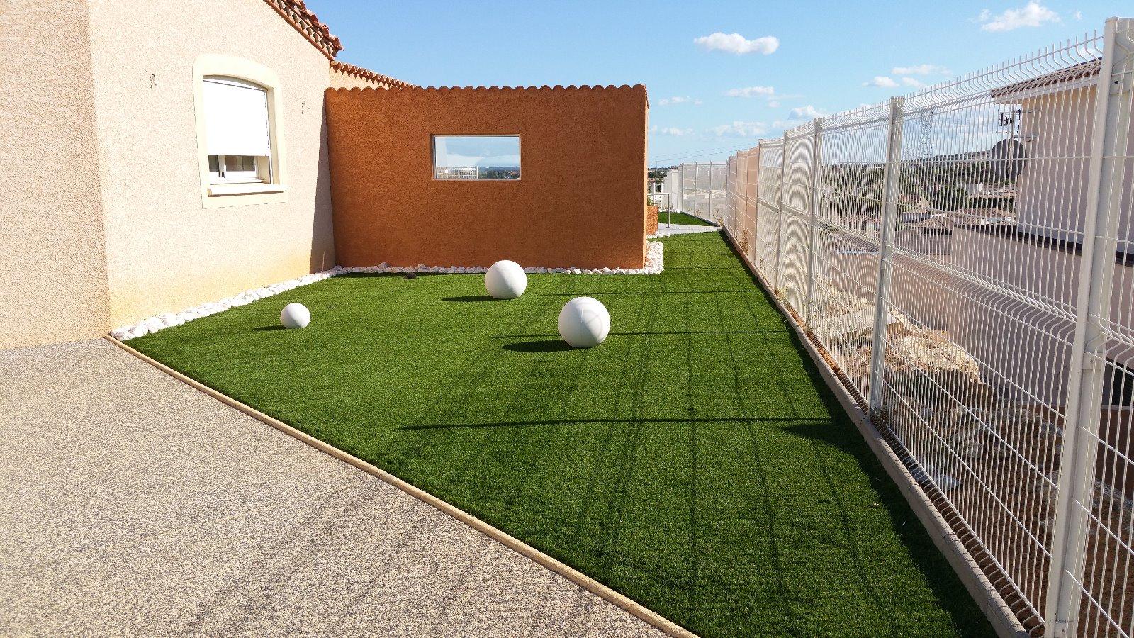 après : gazon synthétique modèle herbe folle