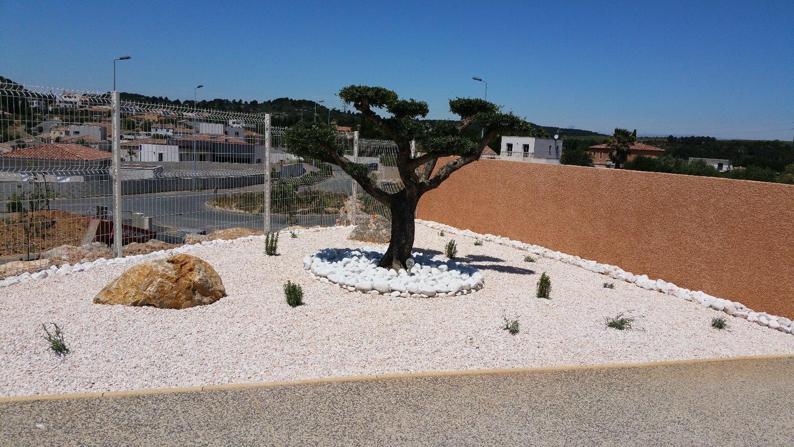 plantation de lavandes ,romarins et pose de gravier et galets de marbre blanc