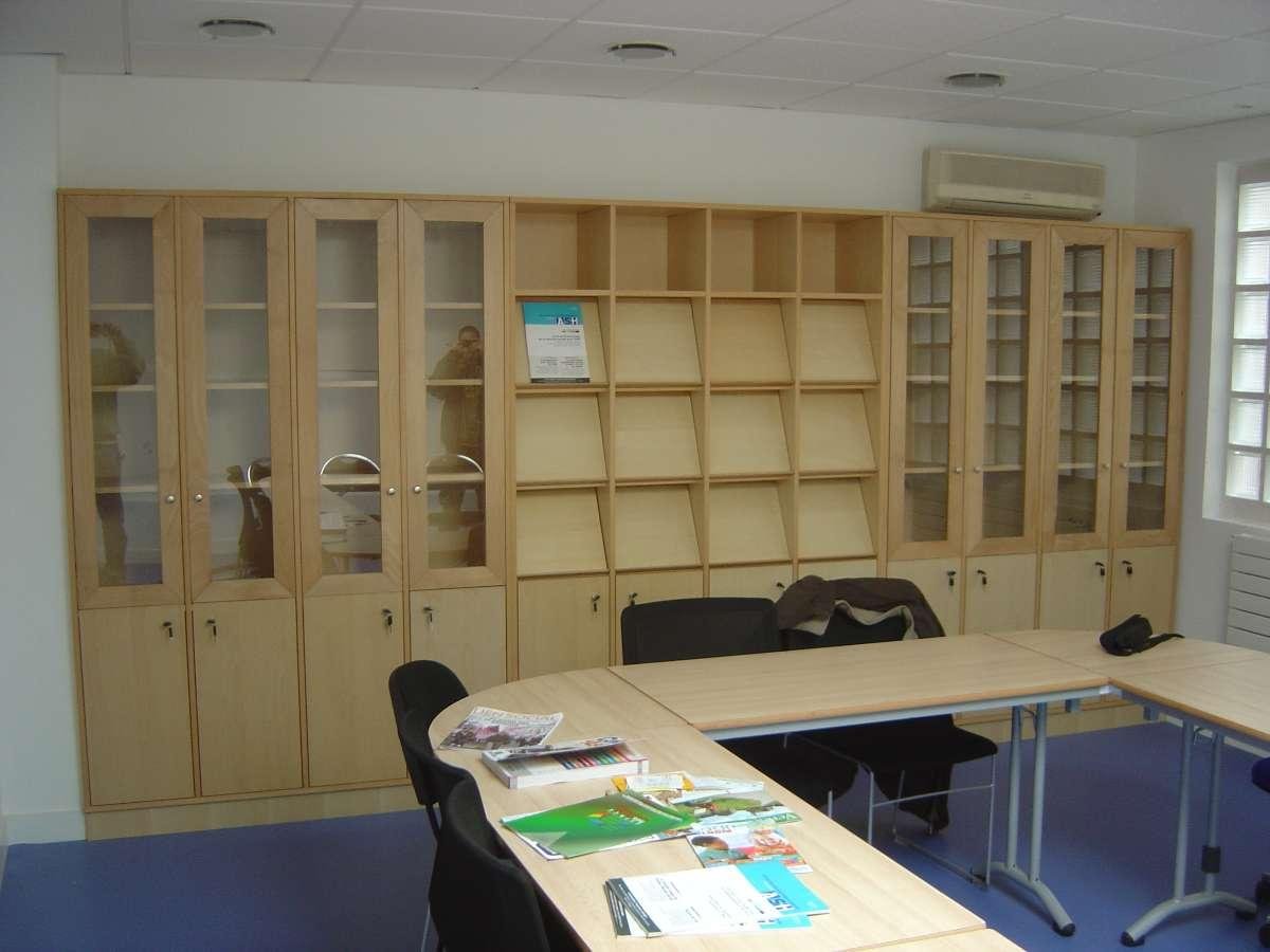 Jouvet Thierry : Meuble en Hêtre avec présentoir documentation dans le