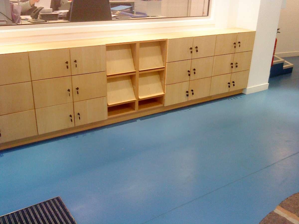 Jouvet Thierry entreprise de menuiserie: Meuble avec présentoir en Ile