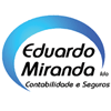 Logotipo para serviços de contabilidade e seguros Eduardo Miranda com um arco azul.