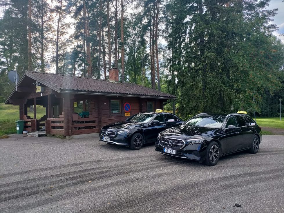 Taksi Virrat puhelinnumero Taksi Yli-Hietasen auton kyljessä
