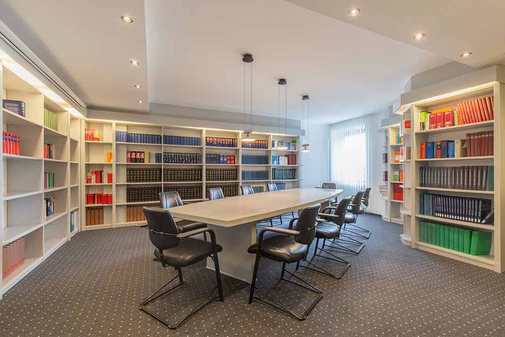 In der Mitte des Raumes stehen ein großer Tisch und Stühle.