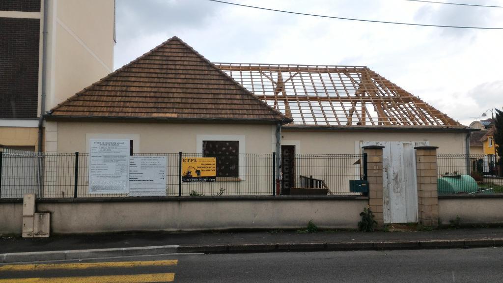 Démolition du toit d'un pavillon, chantier à Franconville
