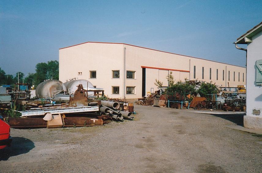 Bâtiment d'activité ossature métallique panneaux béton préfabriqués