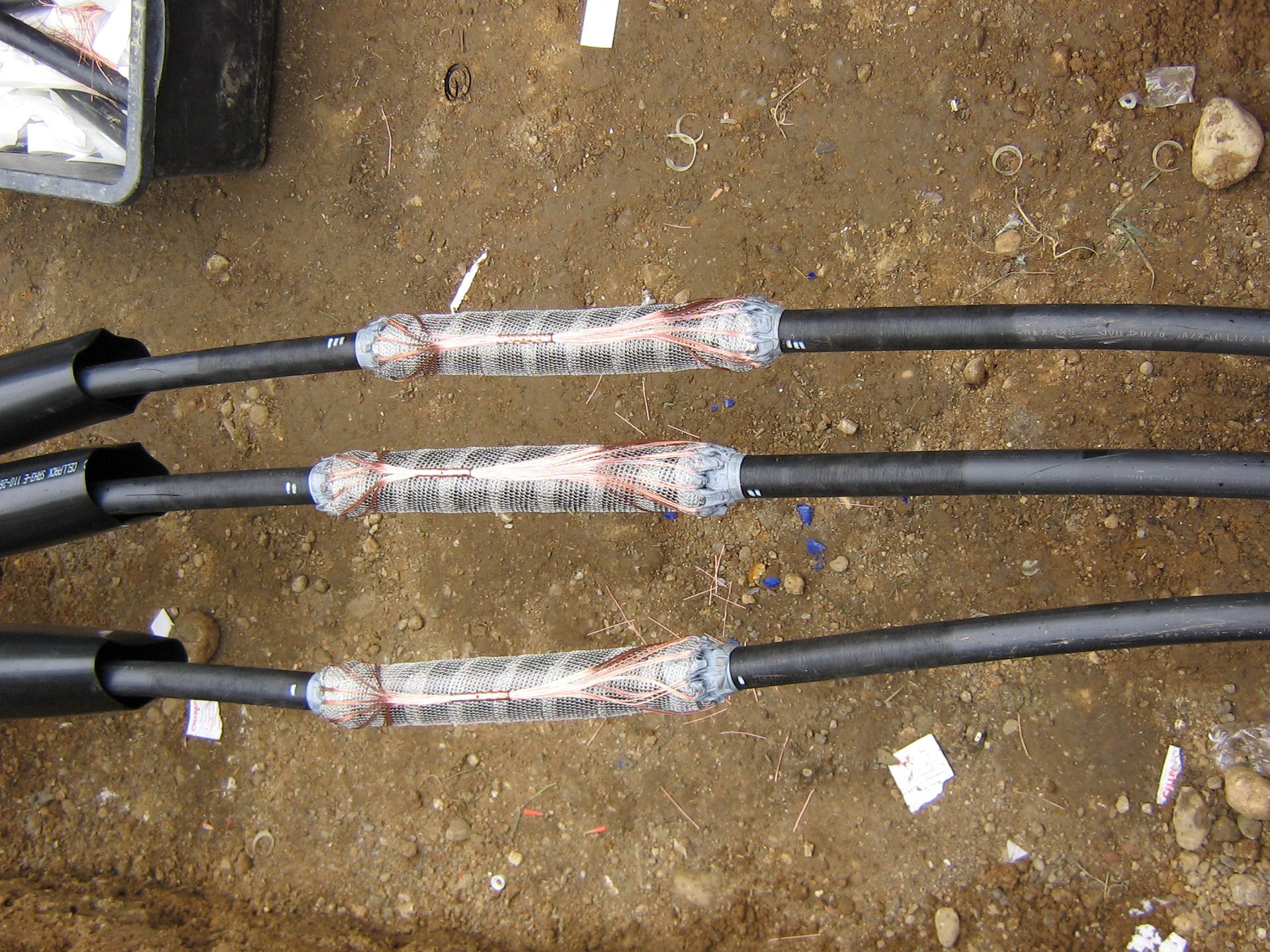 eine Reihe von Kabeln , die an der Decke hängen