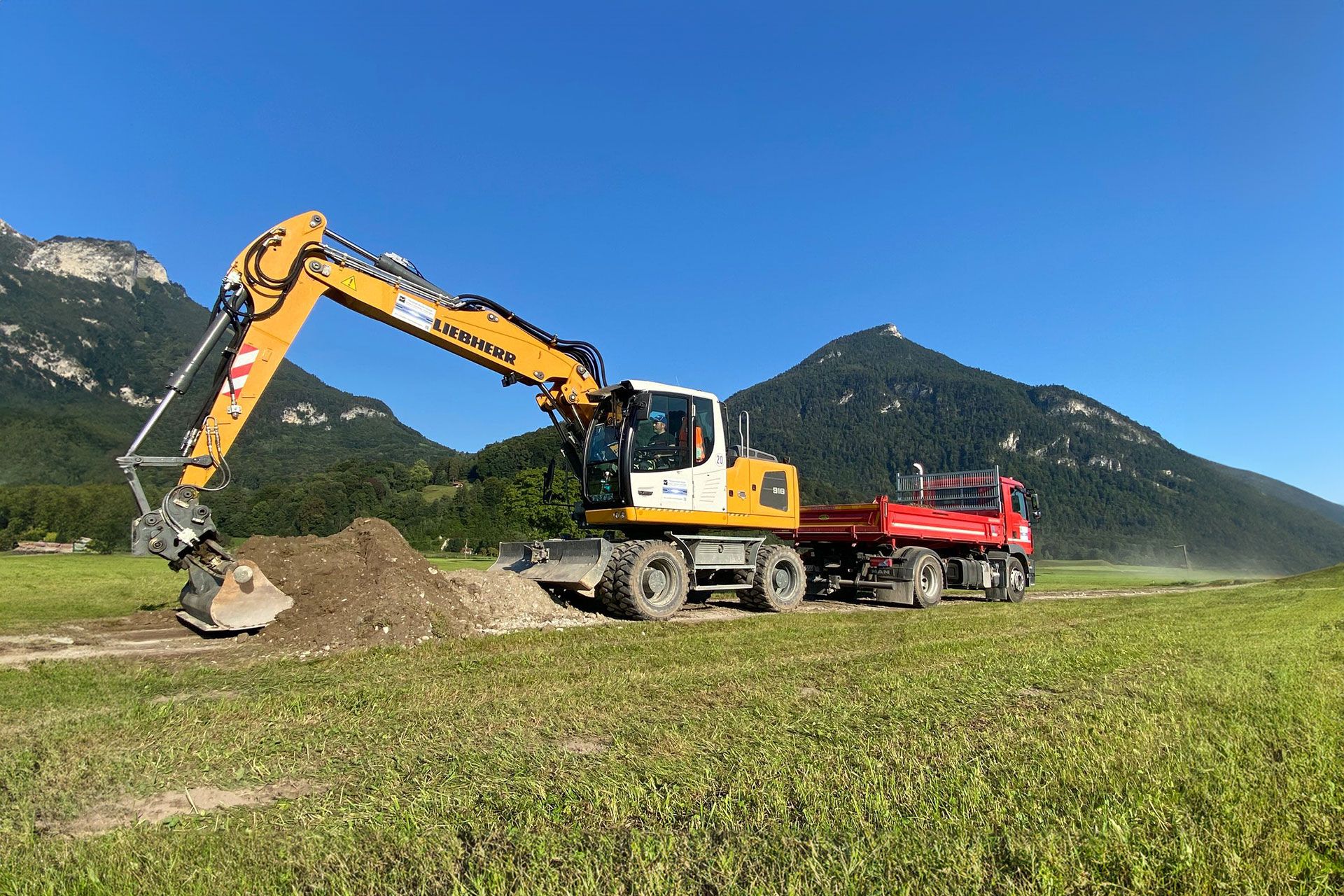 ein Mann arbeitet an einem Solarpanel mit einem Schraubenschlüssel