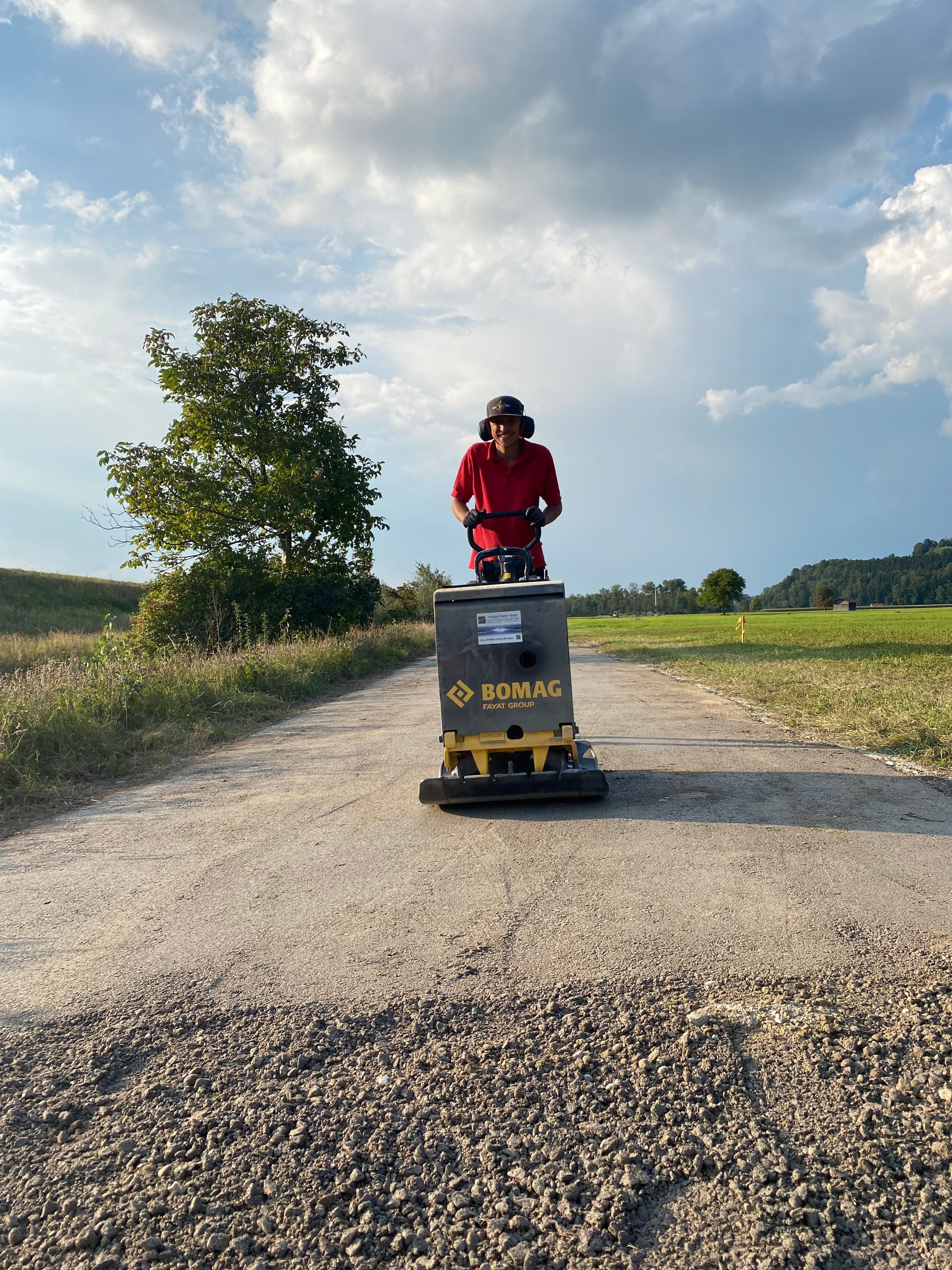 Eine Reihe von Kabeln , die in einem Graben verlegt werden .
