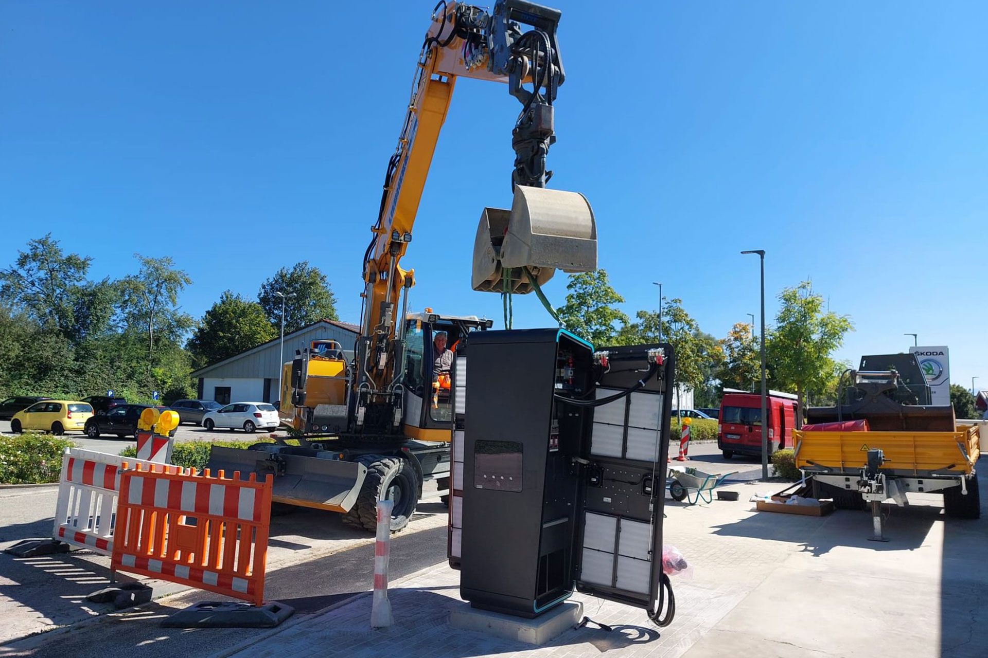 ein großes Gerät wird von einem Kran gehoben