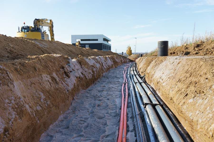 zwei Männer arbeiten an einem Strommast
