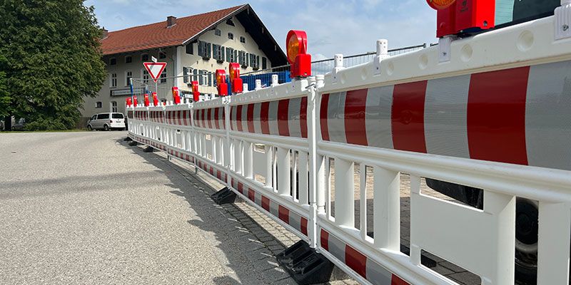 eine Reihe von Holzspulen mit Kabeln auf einem Anhänger