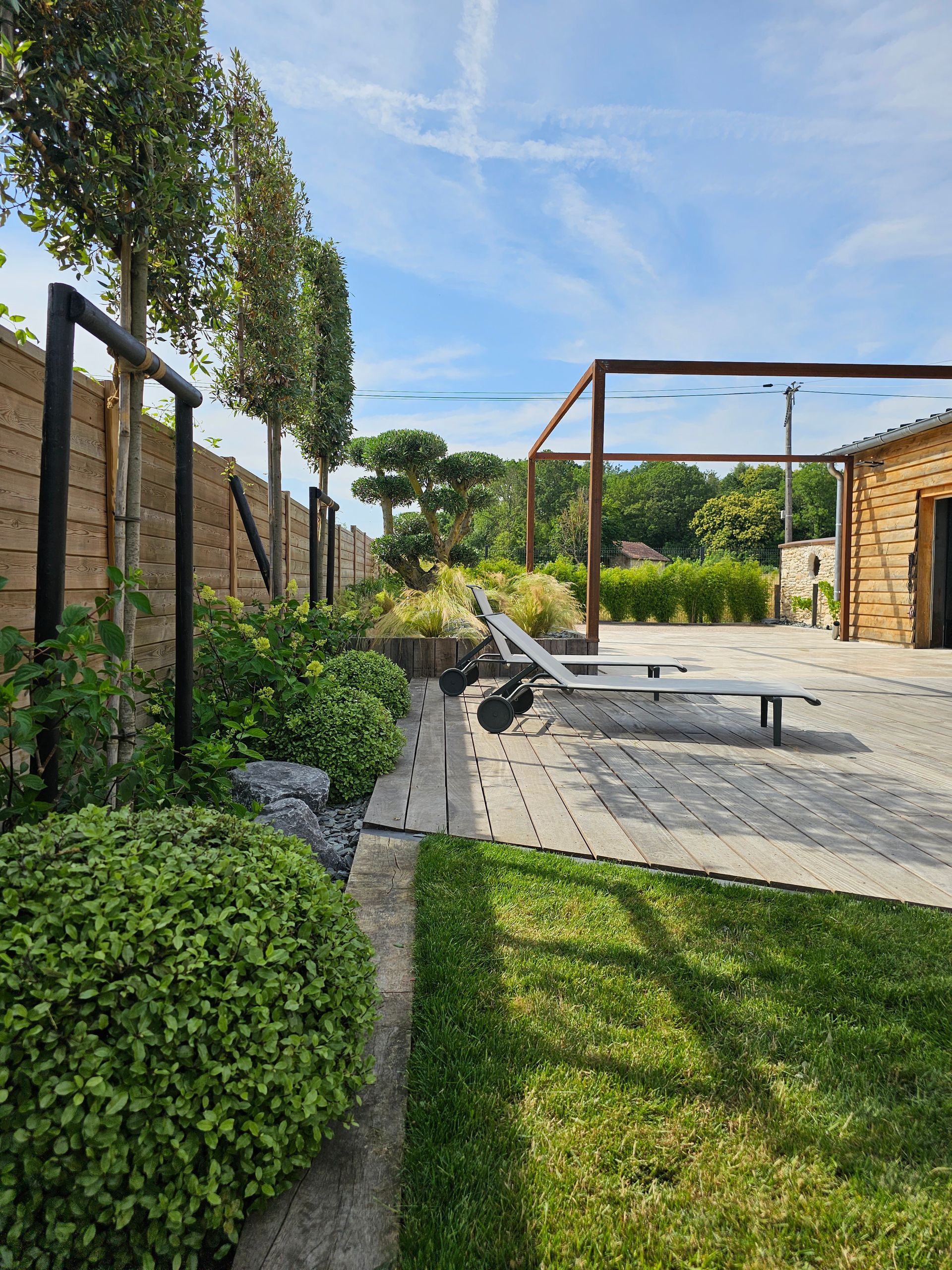 Belle terrasse en bois, pergola