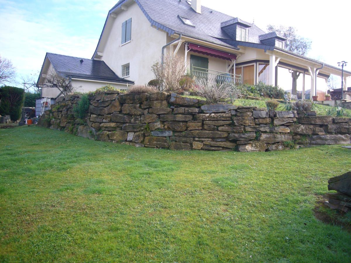 Aménagement paysager avec enrochement en pierre brute