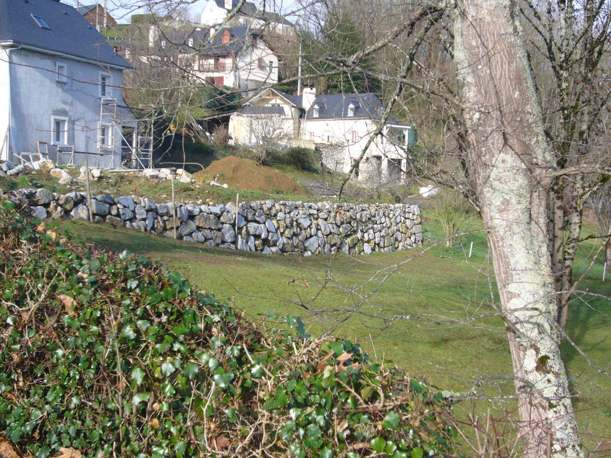 Mur en pierre délimitant un terrain