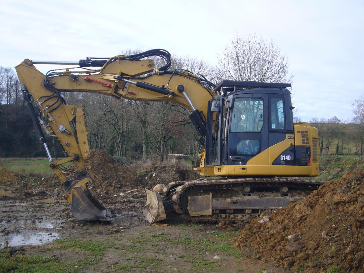Minipelle garée sur un chantier