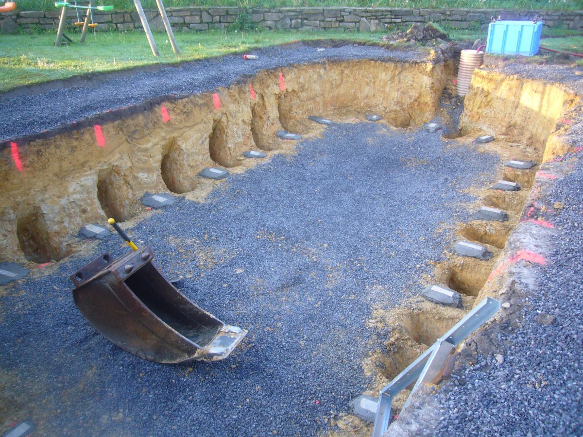 Trou creusé pour accueillir une piscine
