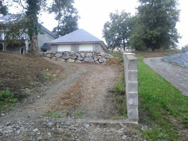 Enrochement réalisé sur le terrain d'une maison individuelle