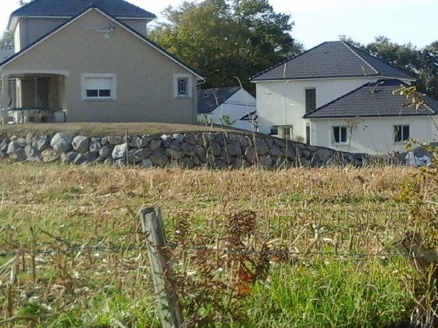 Muret en pierre réalisé pour un aménagement paysager