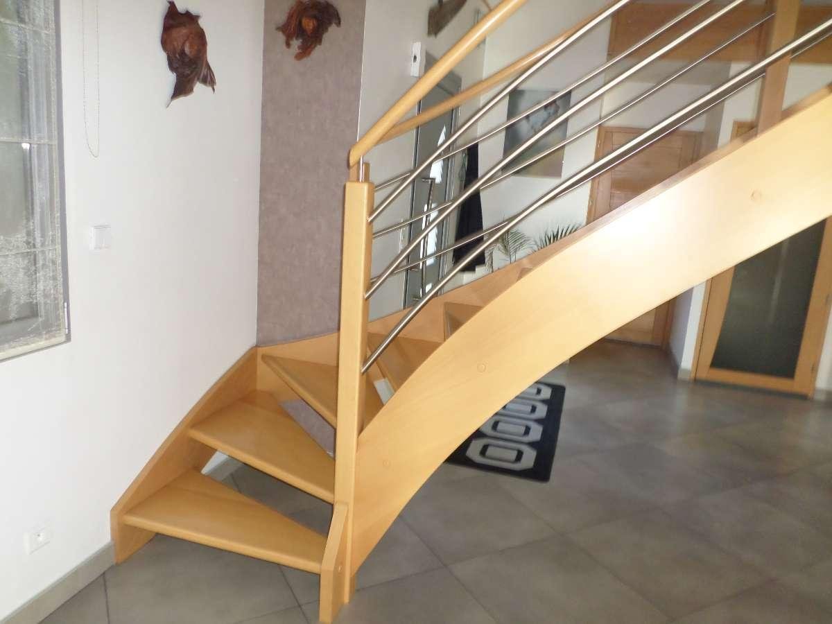 ESCALIER TOURNANT EN BOIS A MARCHAUX