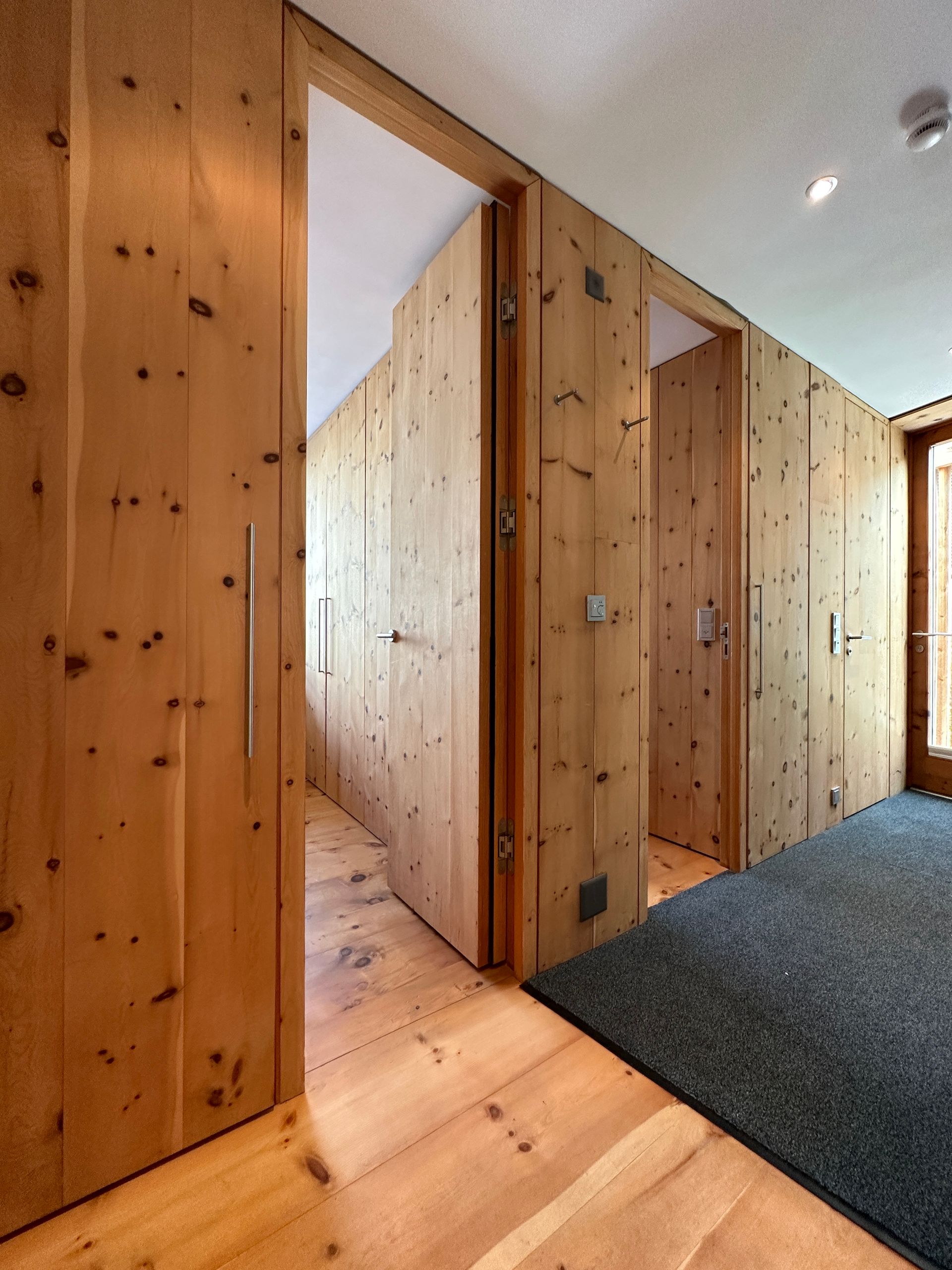 Alpiner Flur mit natürlicher Holzverkleidung im Ferienhaus I Palatio in Scuol