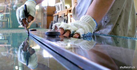 Paris * Découpe de verre pour porte ancienne par Sane Miroiterie