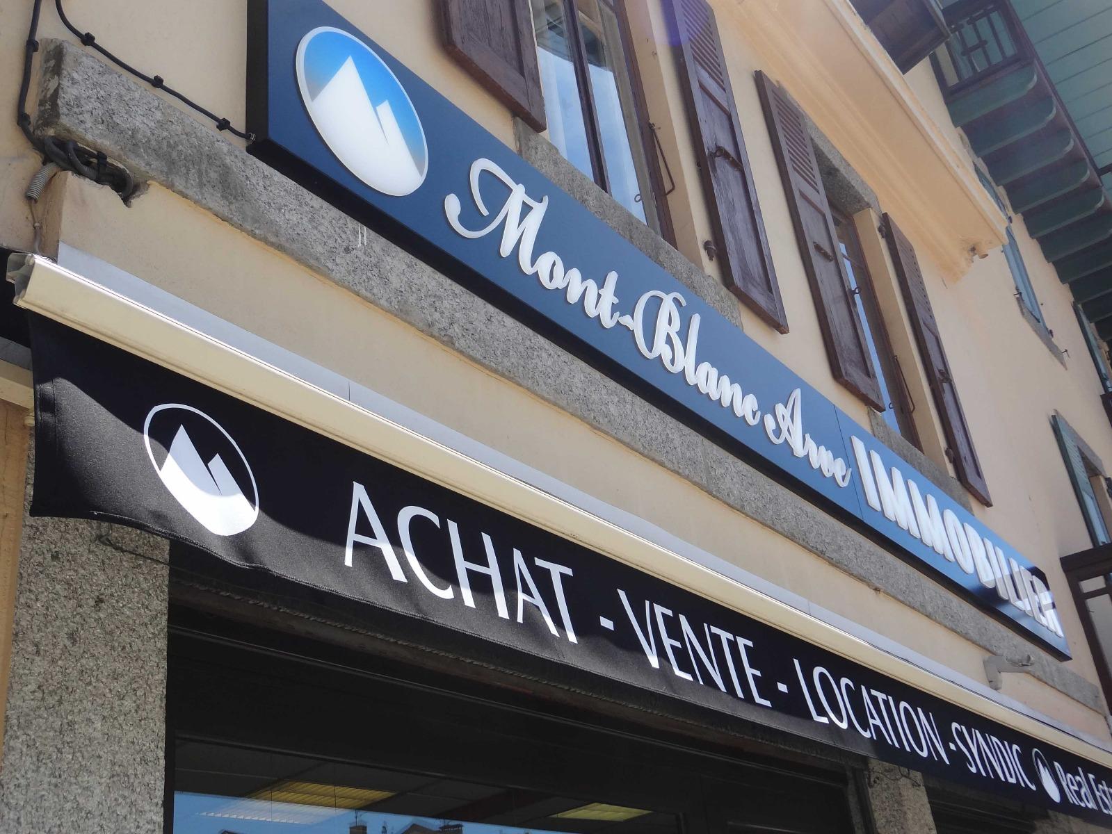 Fond noir satiné lettres plexi