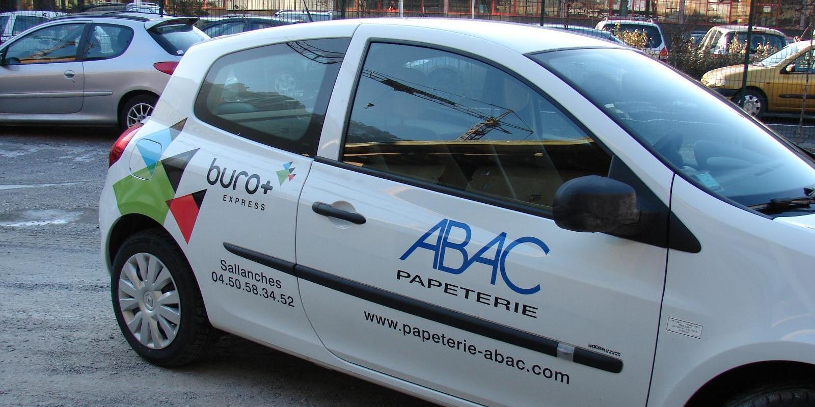 Logo et texte sur véhicule