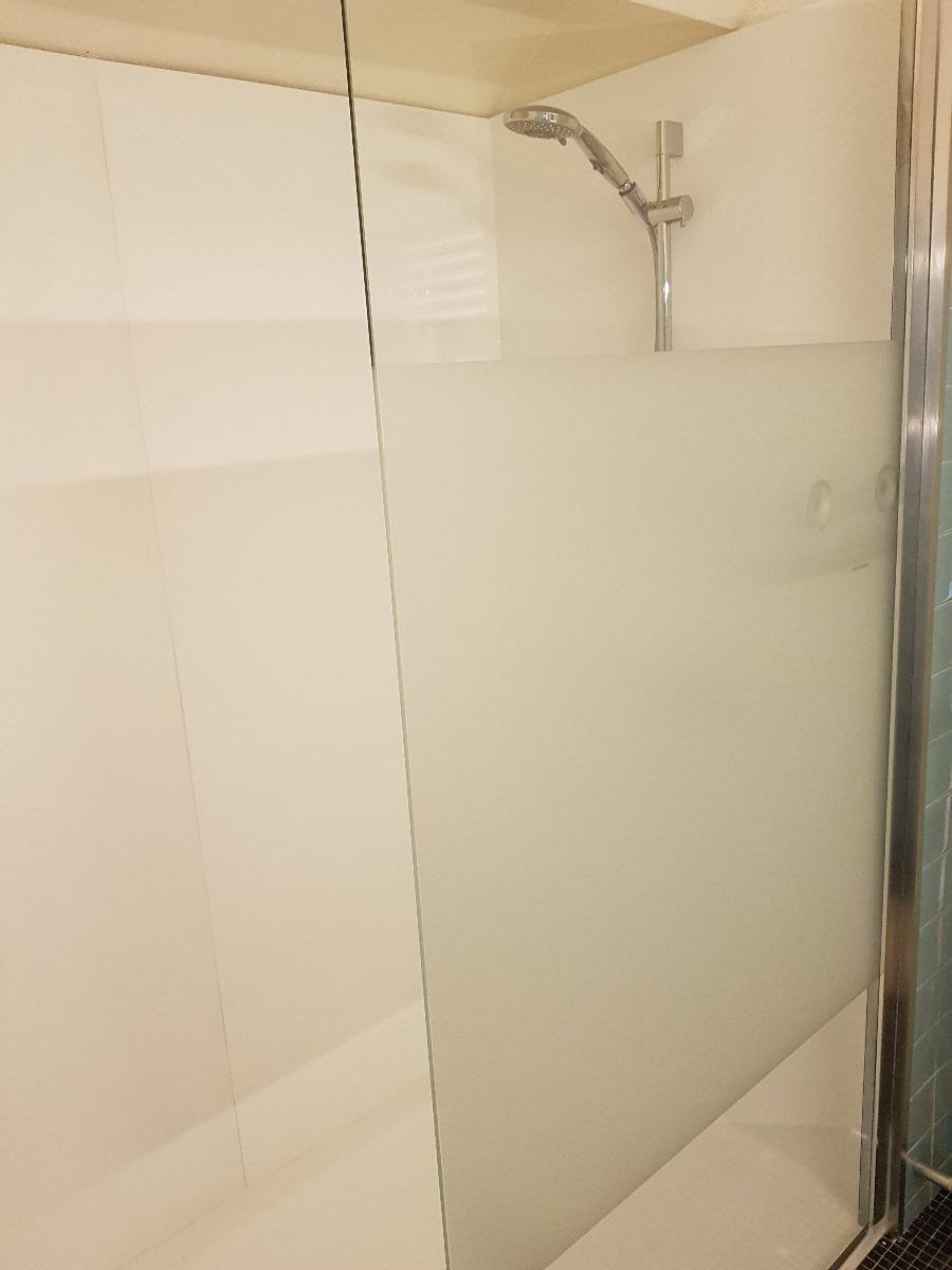 Douche avec parois murales