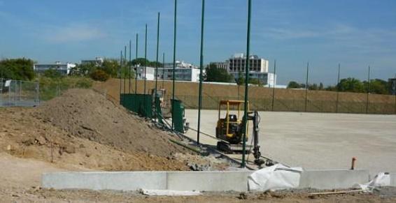 Clôture pare-ballons en cours installation