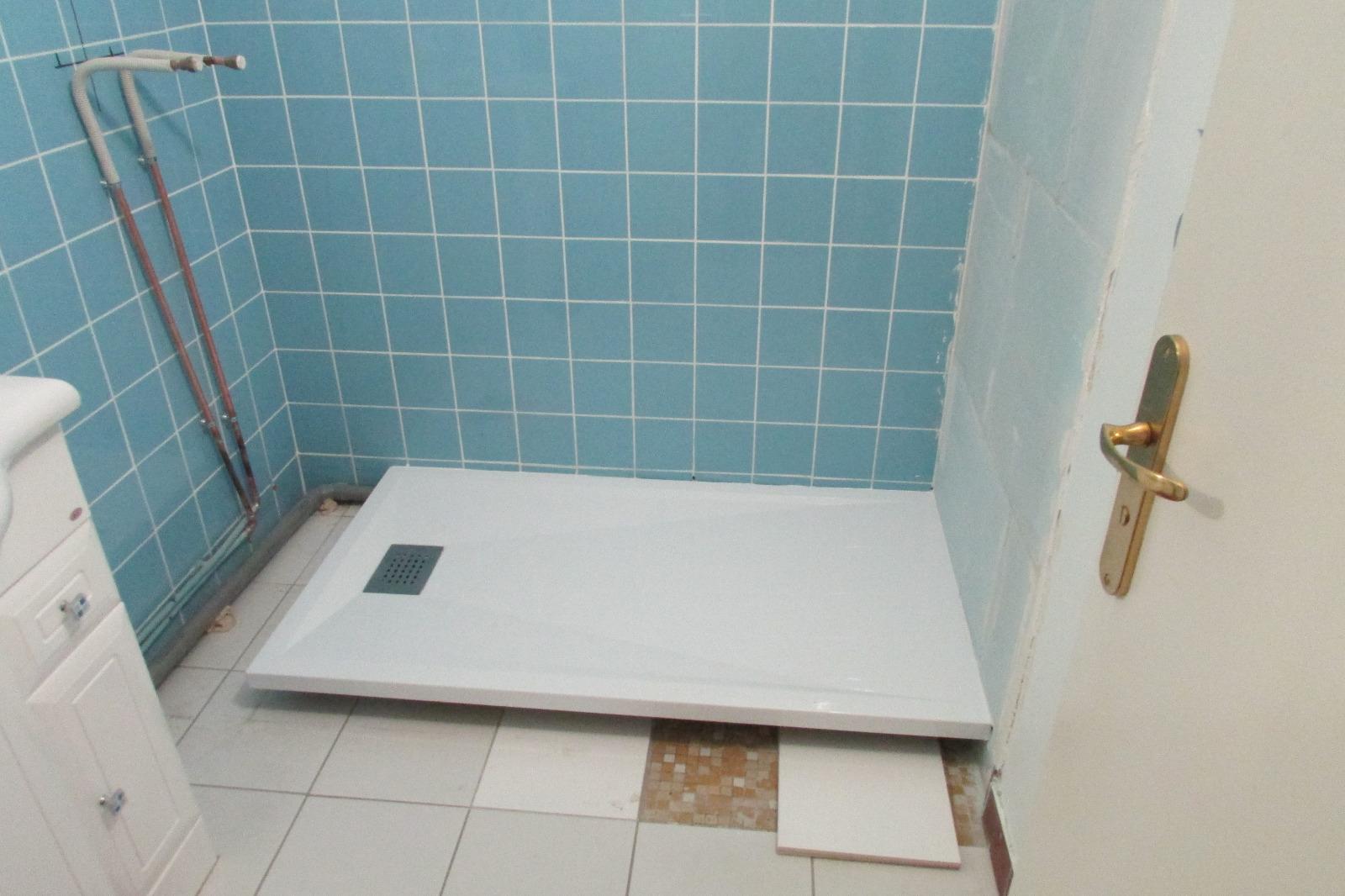 Installation d'une dalle pour bac de douche dans la salle de bains