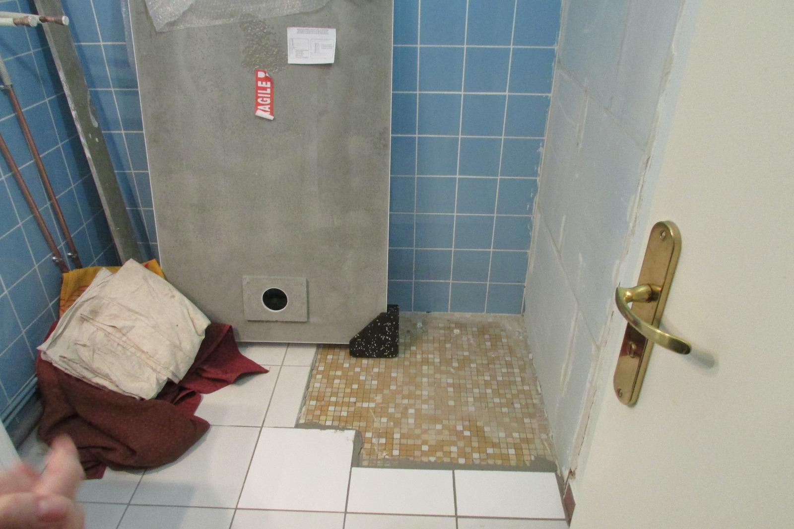 Installation d'une salle de bains avec bac à douche