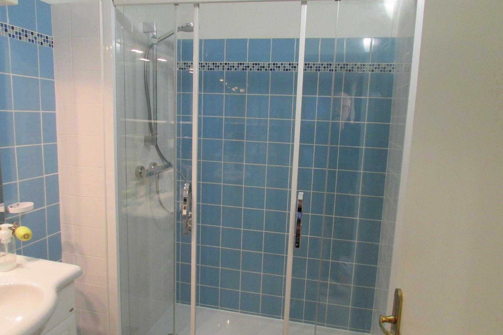 Installation d'une douche complète dans la salle de bains