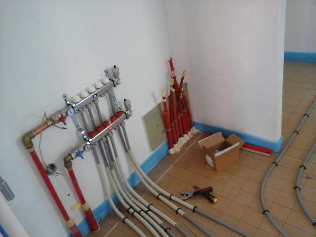 Installation d'un plancher chauffant - nourrice et canalisations