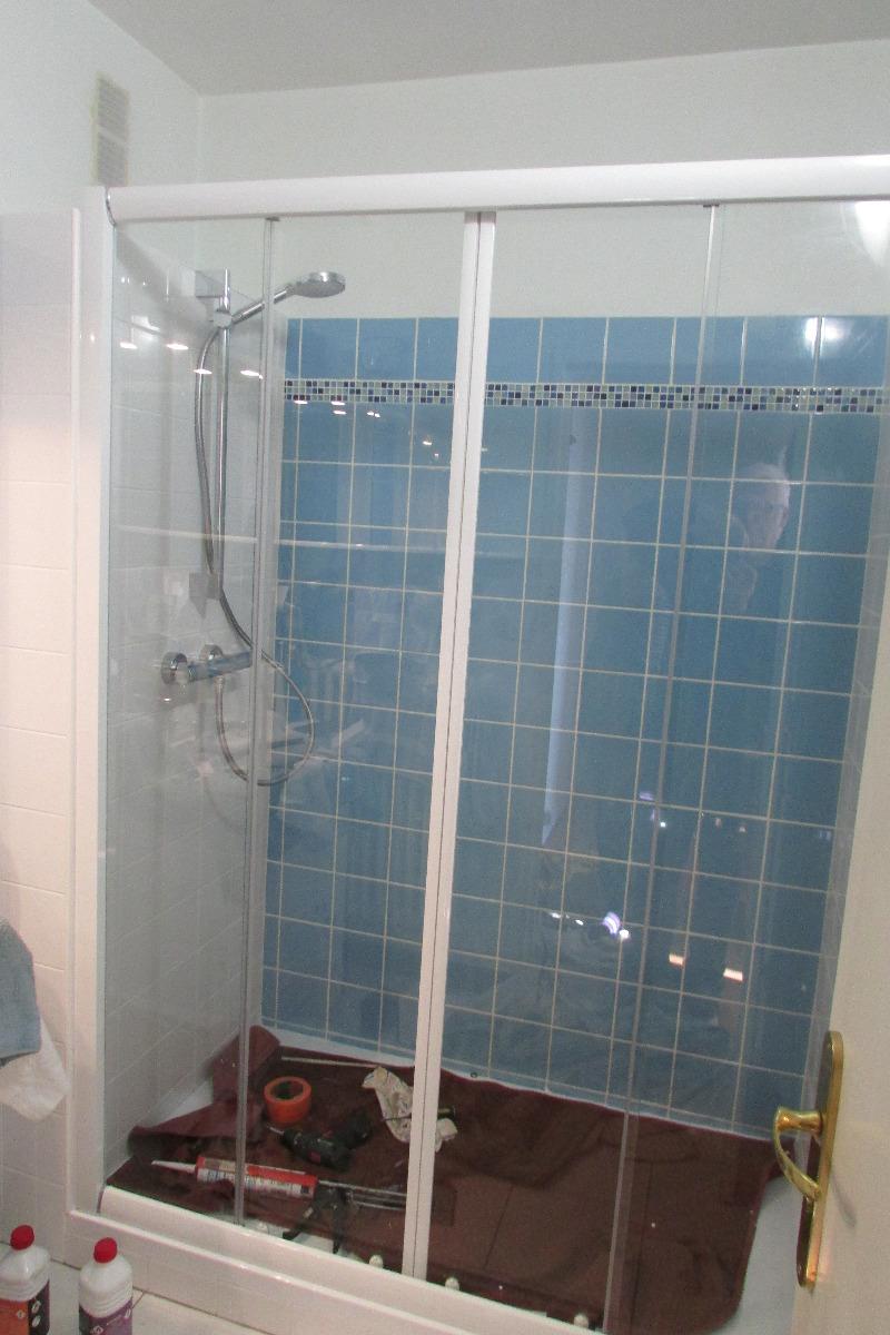 Installation d'une crédence et d'une porte vitrée plexi pour une douche dans une salle bains