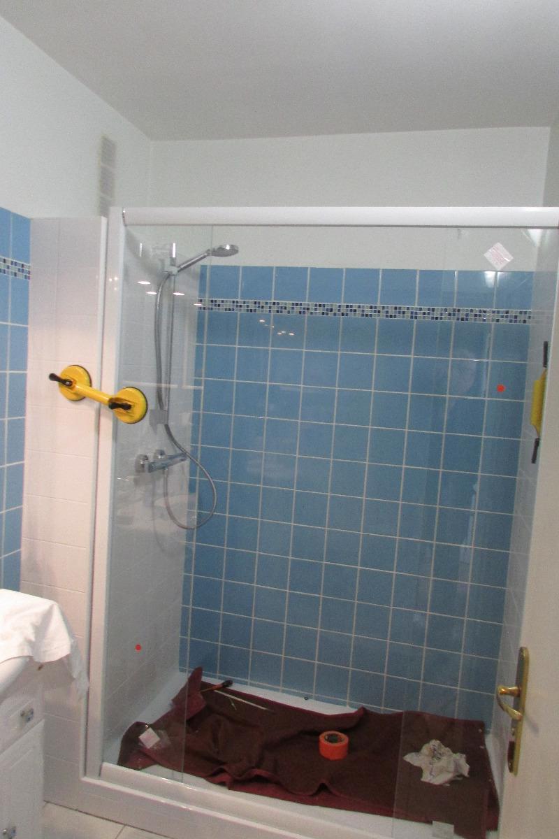 Pose de la crédence côté douche dans une salle de bains