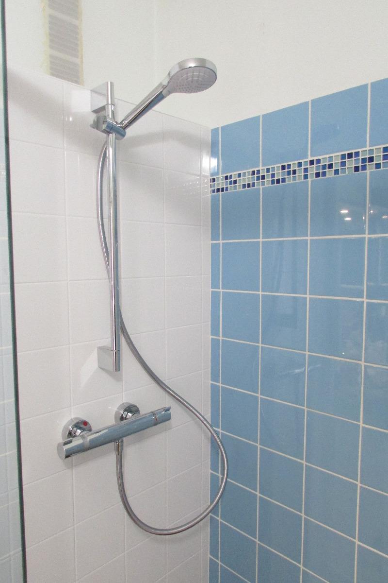 Installation d'un mitigeur thermostatique pour une douche dans une salle de bains