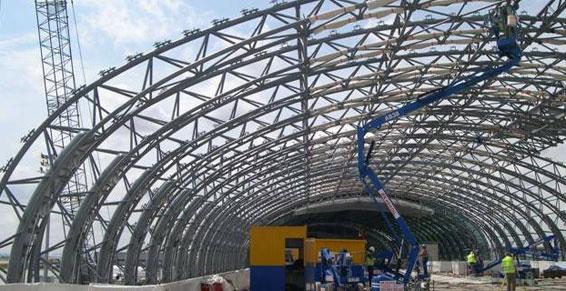 Poutres treillis tubulaires cintrées tri-dimentionelles