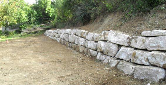 Petits ouvrages en gabions ou murs en enrochement