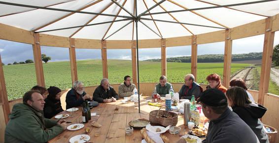 Agencement d'hôtels, de bureaux et de restaurants.