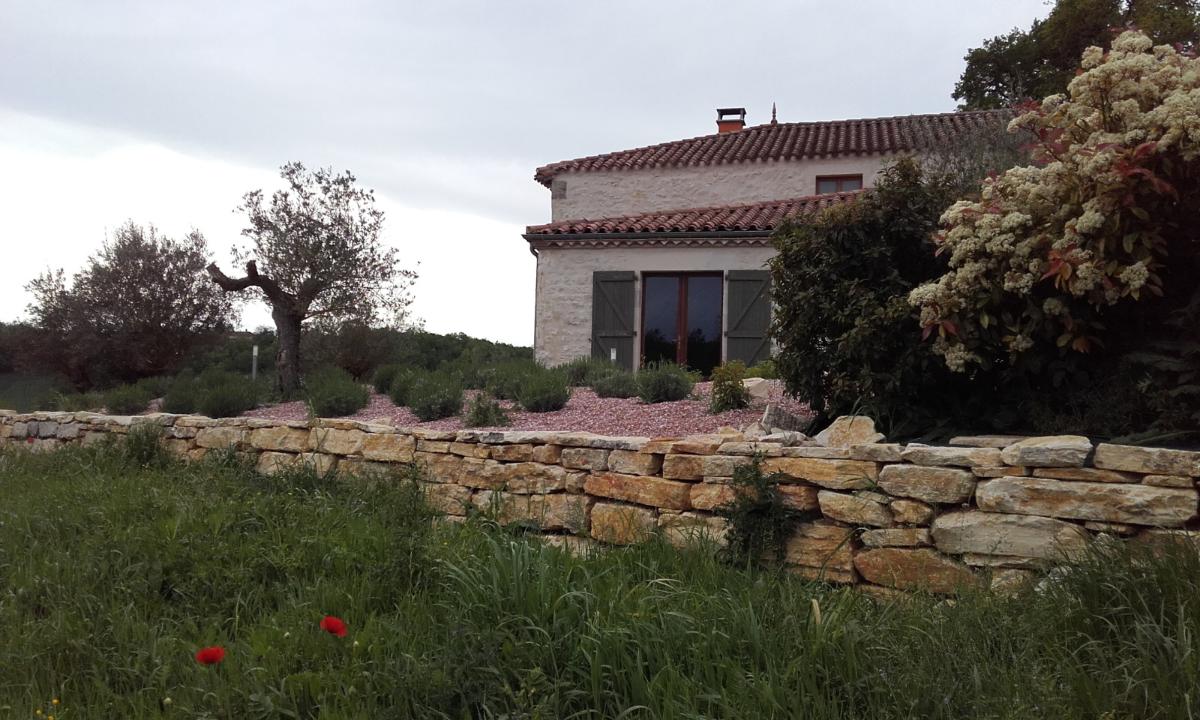 Petit enrochement avec blocs assisés à Belmontet