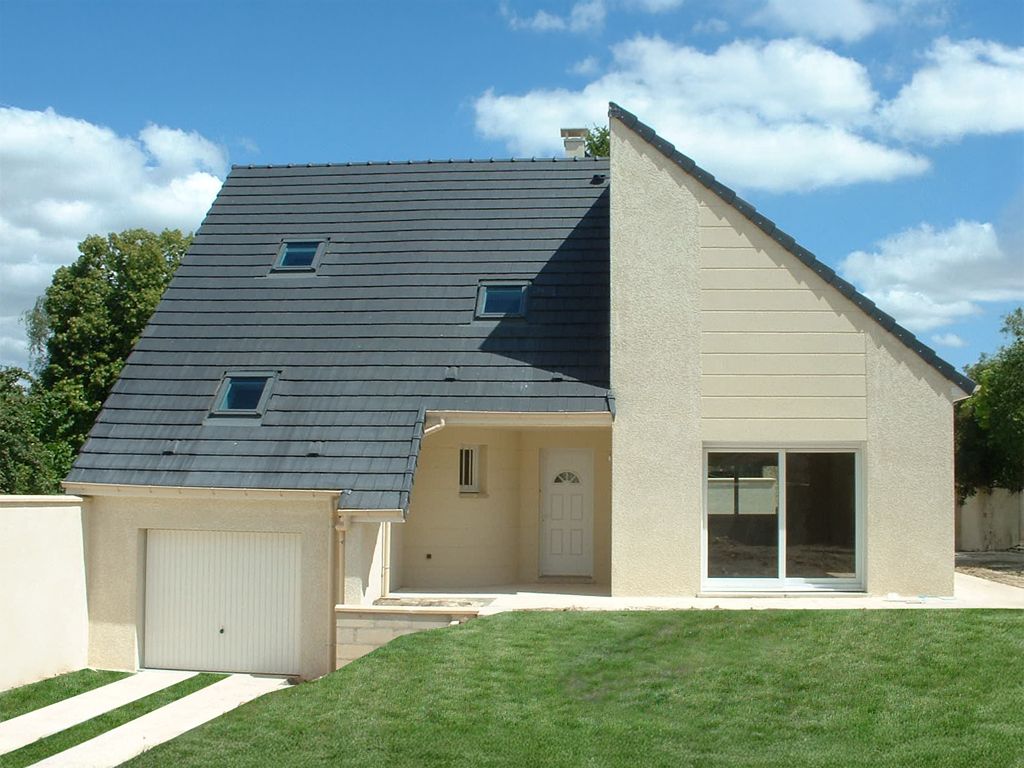 Maison à étages de face avec toit foncé et bande grise verticale en façade