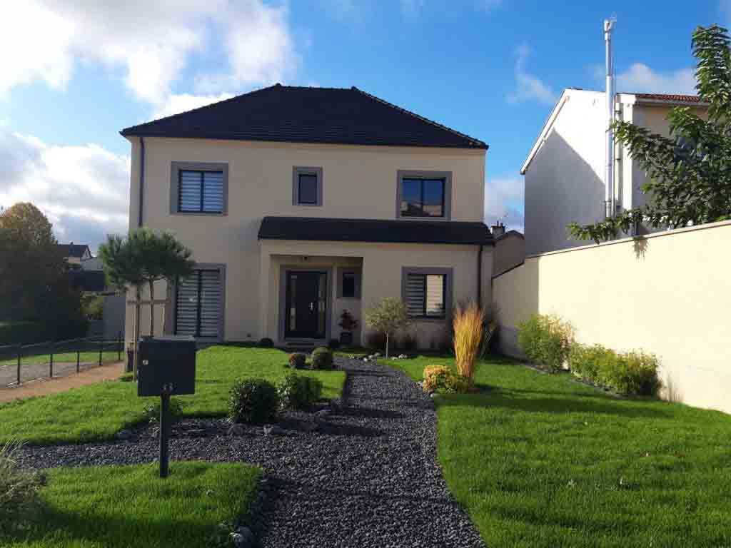 Maison à étage avec allée qui traverse le jardin