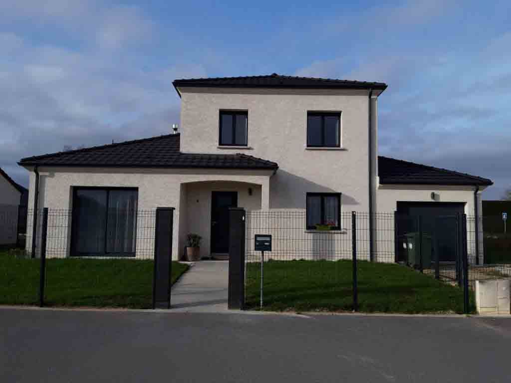 Maison de façade avec toit foncé et étage