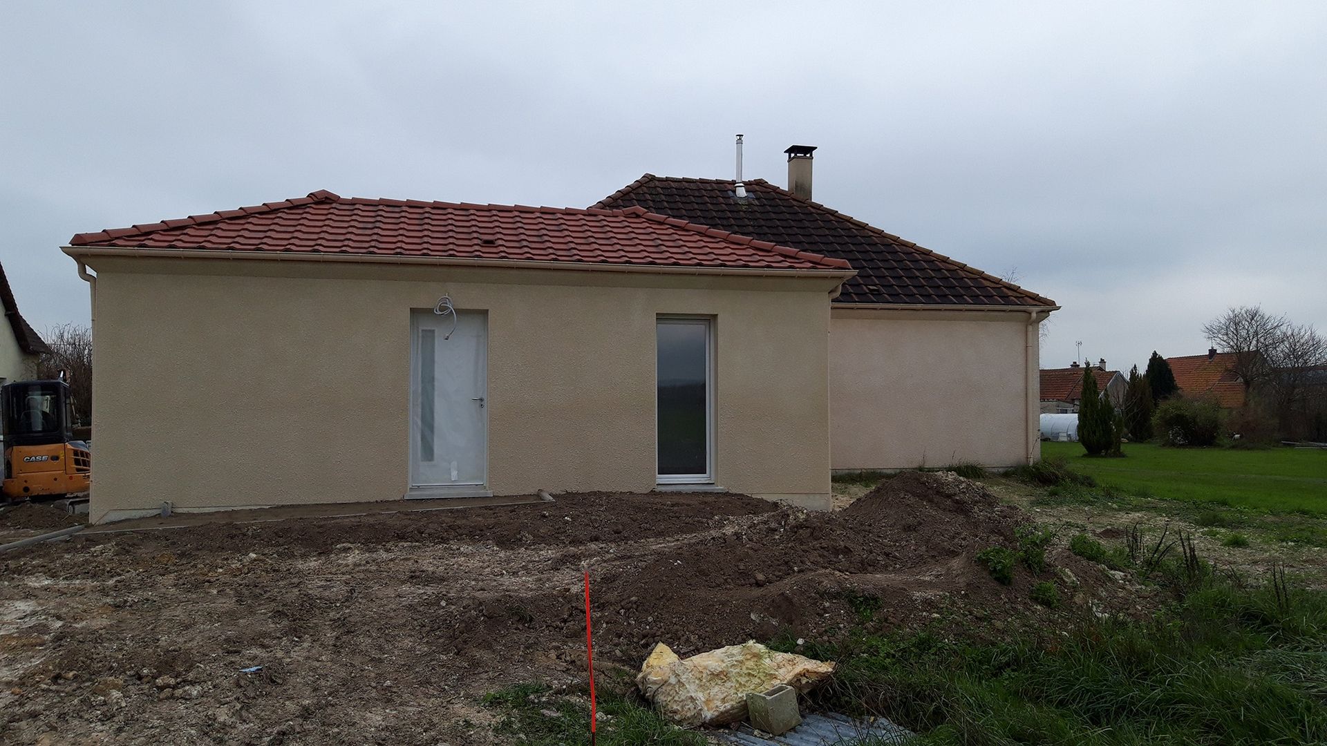 Maison de façade avec toit foncé et étage